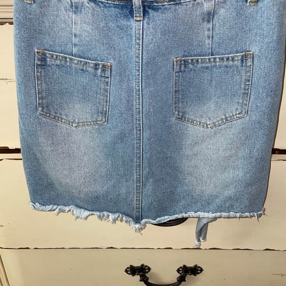 Denim skirt with tear. So cute on!